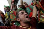 Stemningen blandt de portugisiske fans i de københavnske gader er helt på toppen, selv om regnen ikke er ideelt vejr til en fodboldfest. 