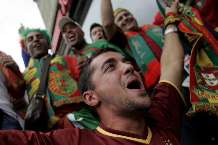 Stemningen blandt de portugisiske fans i de københavnske gader er helt på toppen, selv om regnen ikke er ideelt vejr til en fodboldfest. 