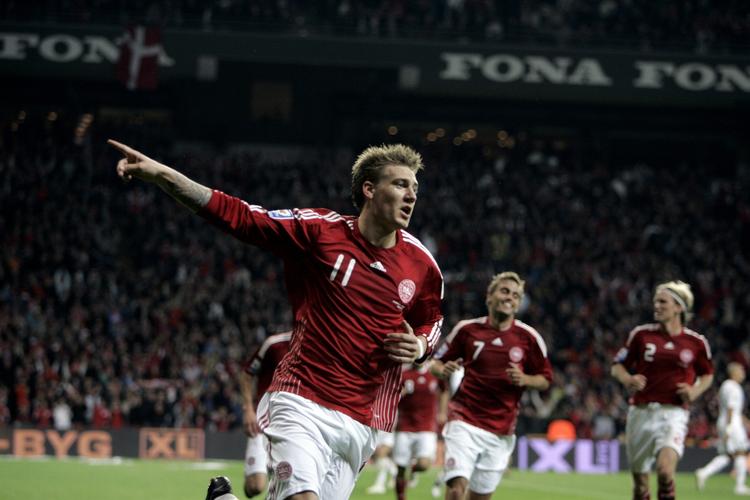 Nicklas Bendtner fejrer sin flotte scoring, der bragte Danmark foran 1-0 mod Portugal. 