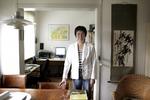 Xiaomei Liu Hjordt kom til skade med ryggen for ti år siden, da hun som hjemmehjælper greb ud efter en ældre person. Hun søgte kommunen om revalidering, men fik i stedet førtidspension. Hun drømmer stadig om fast arbejde. 