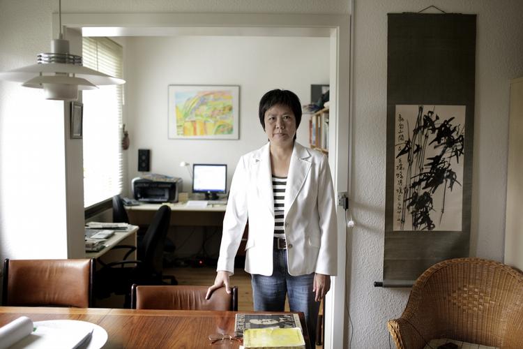 Xiaomei Liu Hjordt kom til skade med ryggen for ti år siden, da hun som hjemmehjælper greb ud efter en ældre person. Hun søgte kommunen om revalidering, men fik i stedet førtidspension. Hun drømmer stadig om fast arbejde. 