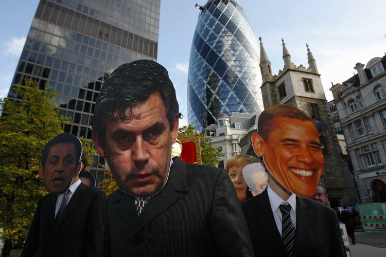 Demonstranter ved G20-mødet iført masker, der ligner fra venstre Frankrigs præsident Nicholas Sarkozy, den britiske premierminister Gordon Brown, Tysklands kansler, Angela Merkel, og USA's præsident, Barak Obama. 