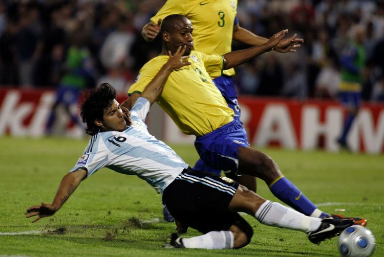 Argentina ligger blot nummer fire i den sydamerikanske kvalifikationsturningering til VM: Her kæmper Sergio Aguero (nederst) og Maicon om bolden i aftenens kamp. 