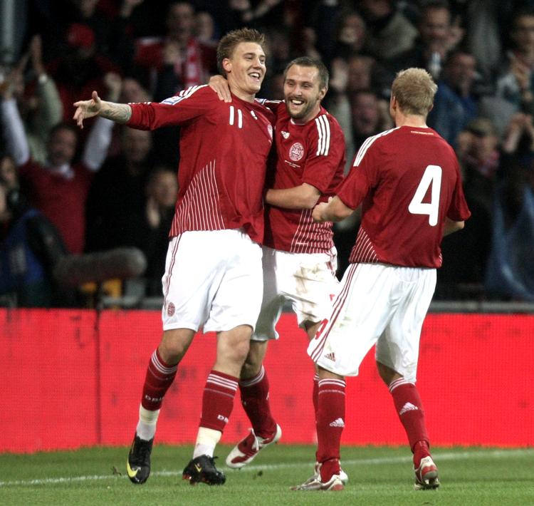 Michael Silberbauer (i midten) lykønsker Nicklas Bendtner med scoring. Silberbauer forventes klar til mødet med Albanien på onsdag. 
