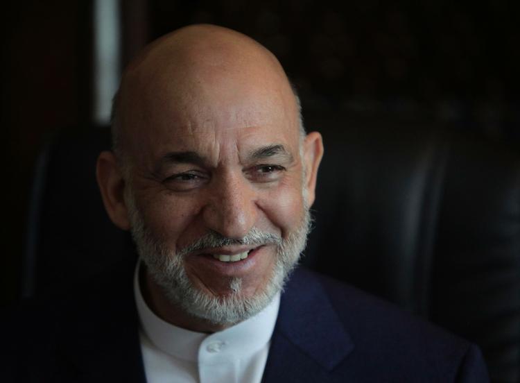 Præsident Hamid Karzai kan smile over valgresultaterne. Men han er stadig ikke sikker på at undgå en anden valgrunde. 