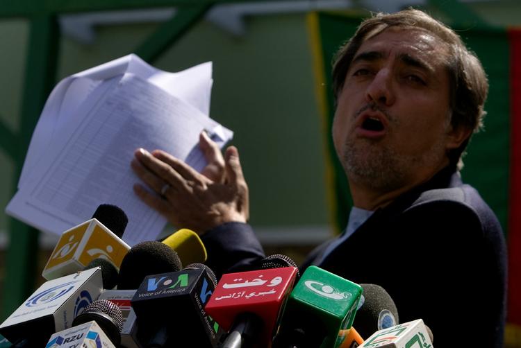 Præsidentkandidat Abdullah Abdullah har flere gange fremlagt det, han mener er beviser på valgsvindel. 