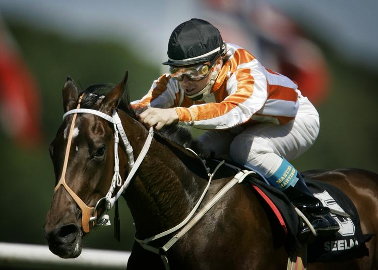 Manuel Martinez sad sikkert i sadlen og red sejren hjem i Dansk Oaks. Arkivfoto. 