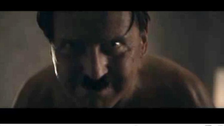 Her er 'Hitler', som optræder i en ny tysk video, der skal skræmme folk fra at have ubeskyttet sex. 