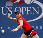 Kim Clijsters slog den forsvarende mester Serena Williams i to sæt og er klar til at møde Caroline Wozniacki i finalen i US Open. 