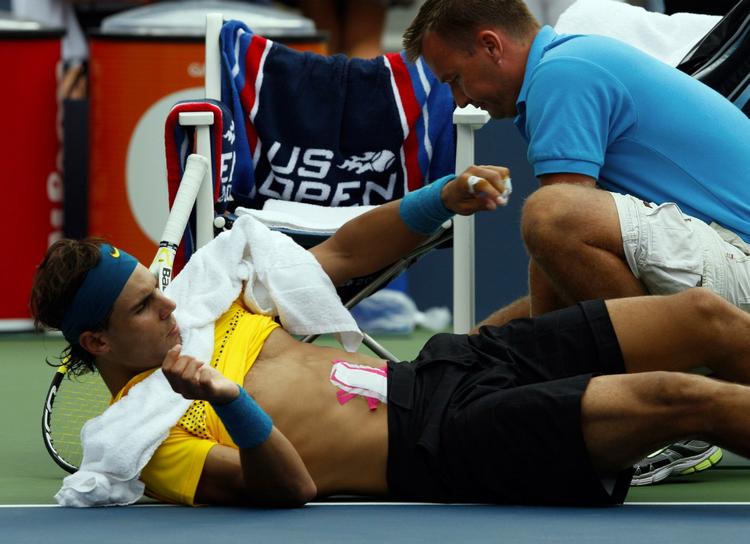 Det var en rystet Rafael Nadal, der i tredje sæt måtte have behandlet en skadet mavemuskel under opgøret mod barndomsvennen og landsmande Nicolas Almagro. 