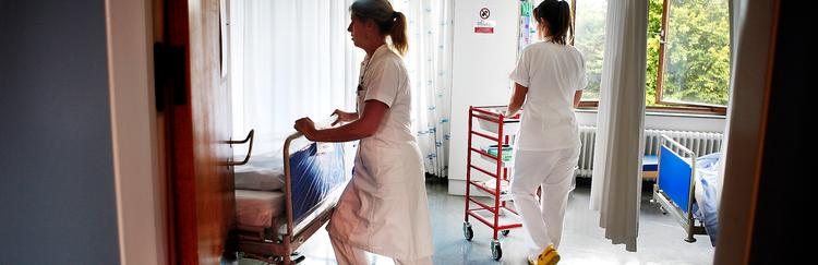 De løber stærkt ude på sygehusene. Alene i Region Hovedstaden skal hospitalerne i 2010 spare 300 millioner kroner, samtidig med at de ansatte skal behandle 3,5 pct. flere patienter end i 2009. Dette kræver ny ledelsestilgang. Foto: Thomas Borberg 