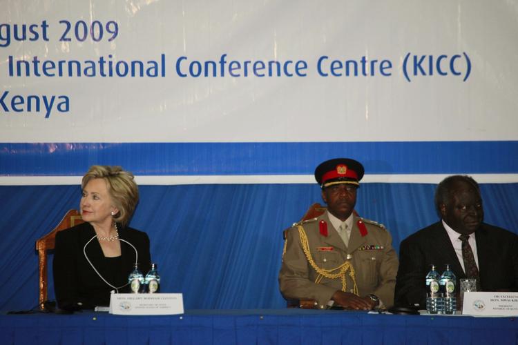 Hillary Clintons hotel skulle ifølge de kenyanske myndigheder bombes under hendes deltagelse i et afrikansk udviklingsmøde i Kenya. 