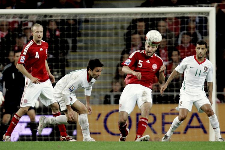 Michael Silberbauer header væk, før Deco kan komme til bolden under kampen lørdag mellem Danmark og Portugal. Arkivfoto. 