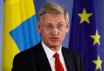 Sveriges udenrigsminister, Carl Bildt, aflyser besøg til Israel, mens forskellige svenske embedsmænd angiver forskellige årsager. Forholdet mellem Sverige og Israel er anspændt efter Aftonbladet-sagen og Israels godkendelse af 500 nye bosættelser på det besatte Vestbredden. 