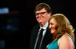 Michael Moore og hans kone Kathleen Glynn ankommer her til premieren på 'Capitalism' i Venedig. Filmen fik en flot modtagelse og nævnes som en af favoritterne til guldløven. 