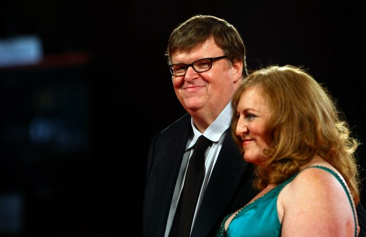 Michael Moore og hans kone Kathleen Glynn ankommer her til premieren på 'Capitalism' i Venedig. Filmen fik en flot modtagelse og nævnes som en af favoritterne til guldløven. 