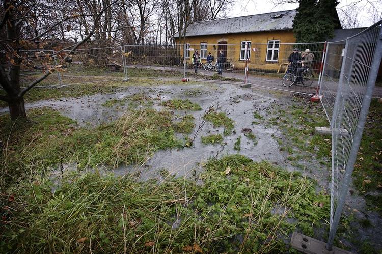 Det offentlige skal investere mere i blandt andet kloaknettet, hvis forsikringsselskaberne skal dække skader som følger af klimaændringerne, siger branchen. Her et brud på en kloakledning på Christiania. 