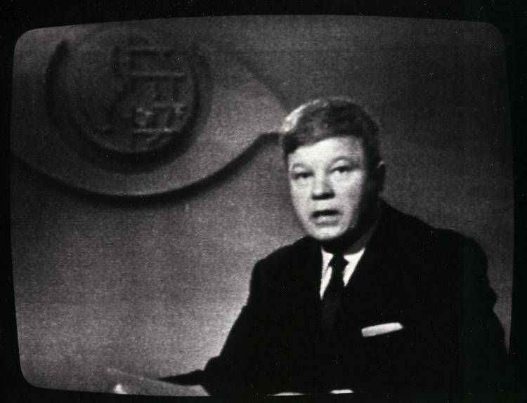 Der er sket meget i medieverdenen, siden TV-avisens Eric Danielsen tonede frem på skærmen i 1964. Medieforskningen er blevet en af de centrale humanistiske videnskaber, og derfor er det på tide, at den har fået sit eget opslagsværk. Foto: DR TV-ARC 