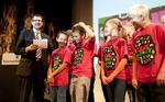 Videnskabsminister Helge Sander vil have børnene til at opdrage deres forældre til at slukke for strømmen. 