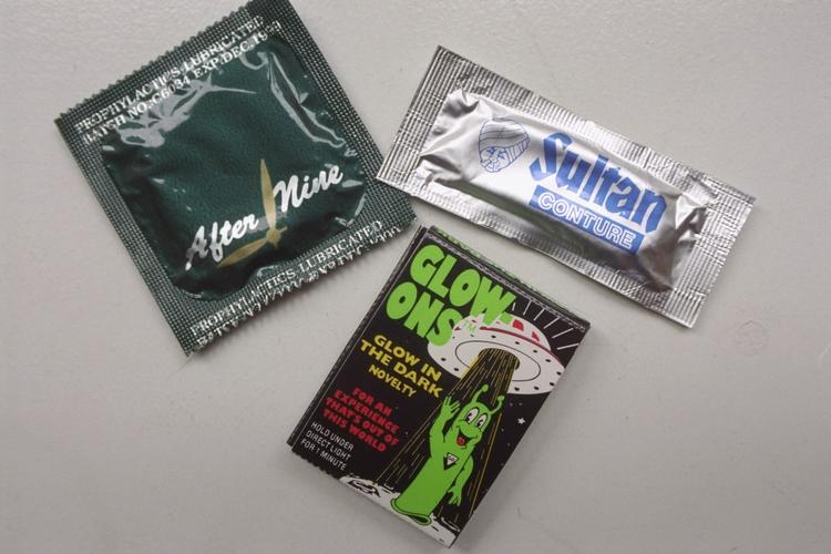 Gratis kondomer er ikke nok, hvis man vil have de unge til at beskytte sig, mener Sex og Samfund. Men ifølge de unge selv er det et skridt på vejen. 
