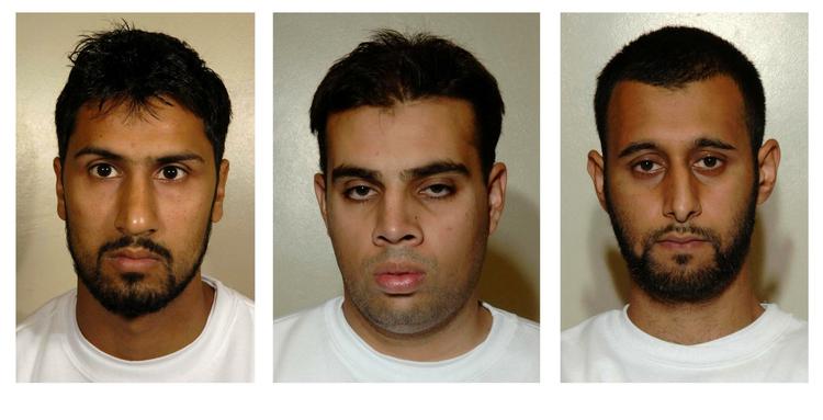 Abdulla Ahmed Ali, (tv.); Assad Sarwar, (i midten), og Tanvir Hussain (th.) 