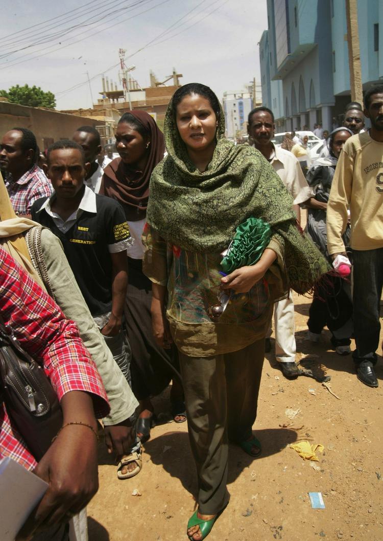 Den sudanske journalist Lubna al-Hussein nægter at betale den bøde, som hun blev idømt for at bære bukser. 
