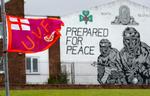 I sommer nedlagde to paramilitære grupper deres våben - blandt dem Ulster Volunteer Force, hvis flag man her ser vaje i det nordlige Belfast. Nu har en sidste gruppe opgivet våbenkampen. 
