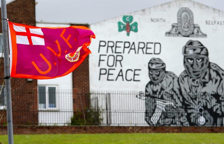 I sommer nedlagde to paramilitære grupper deres våben - blandt dem Ulster Volunteer Force, hvis flag man her ser vaje i det nordlige Belfast. Nu har en sidste gruppe opgivet våbenkampen. 
