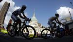 Feltet bevæger sig gennem St. Louis' gader på første etape af Tour of Missouri. 