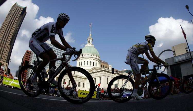 Feltet bevæger sig gennem St. Louis' gader på første etape af Tour of Missouri. 