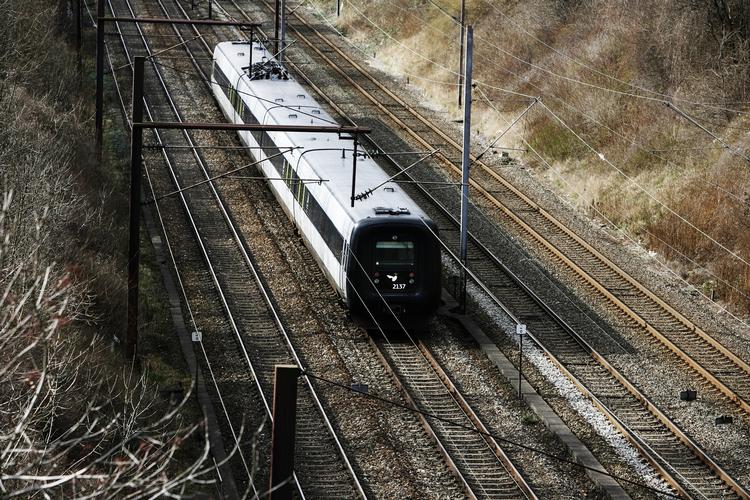 En ny jernbane over Køge vil give flere tog til tiden sammenlignet med en udbygning af den eksisterende strækning over Roskilde og Høje-Taastrup. 