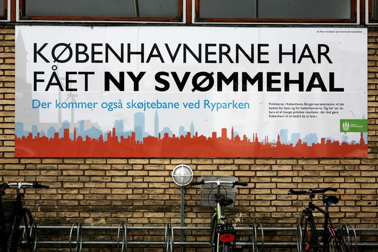 Tjek.dk har fået henvendelser fra utilfredse borgere, der ikke mener, at københavnerne har fået en ny svømmehal, sådan som skiltet her siger. Men at det er elitesvømmerne, de 225 millioner kroner er gået til. 
