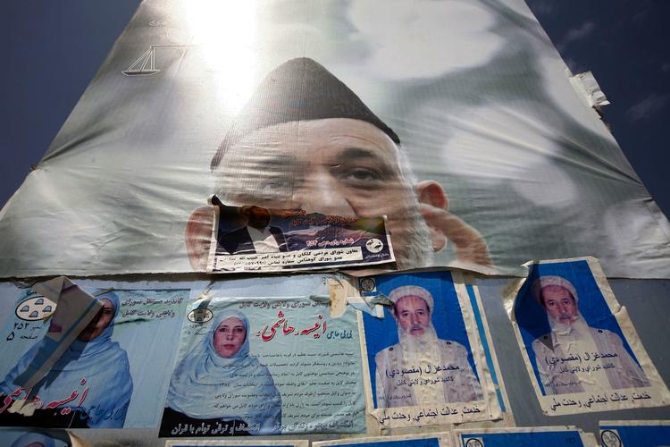 Afghanistans siddende præsident Hamid Karzai har udråbt sig til sejrherre ved valget i det krigshærgede land. Nu vil valgkommissionen have talt en del stemmer om. 