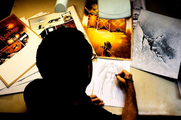 Det er præcis 30 år siden, Peter Madsen udsendte første bind af Valhalla-serien, og den har siden holdt ham beskæftiget ved tegnebordet, hvor arbejdet stadig foregår med blyant og tuschpen.  Foto: Per Folkver 