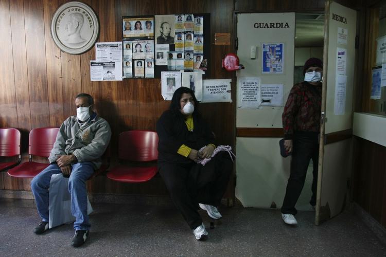 Argentina er blandt de lande, der har været igennem pandemiens første bølge. Her en situation fra et hospital i Buenos Aires. 