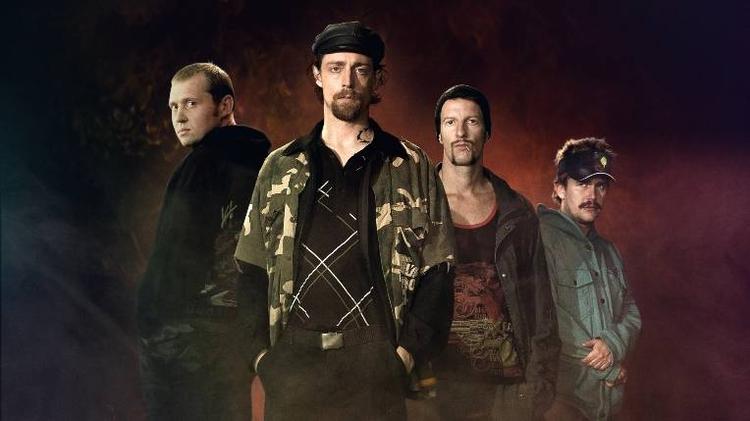 I "Krokodillerne" spiller Thomas Biehl, Claus Lund, Mads Koudal og Thomas L. Corneliussen fire smågangstere på flugt i Randers. 