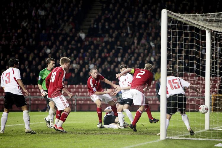 Danmarks seneste mål mod Albanien blev scoret af Christian Poulsen, der skubbede bolden over stregen til 3-0 i kampen i Parken i foråret. Arkivfoto. 