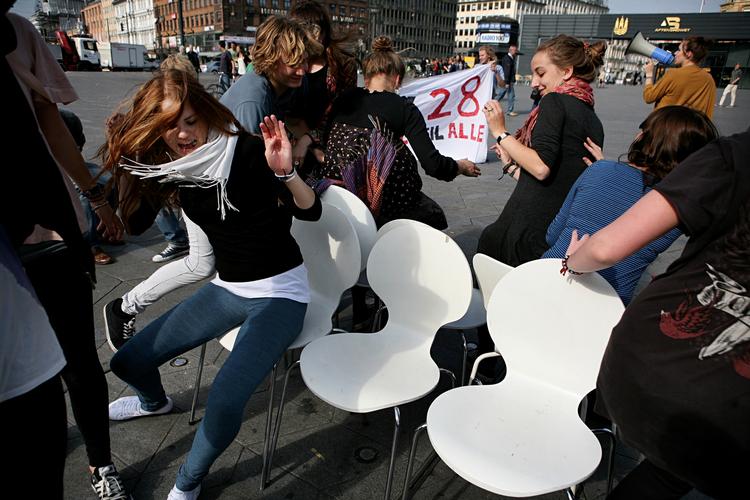 Med hitmusik og stole lånt fra Rysensteen Gymnasium ville Danske Gymnasieelevers Sammenslutning demonstrere, at pladsen er trang i landets klasselokaler. 