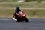 En 40-årig motorcyklist kan regne med at miste sit kørekort, efter han pressede sin maskine op på 300 kilometer i timen. 