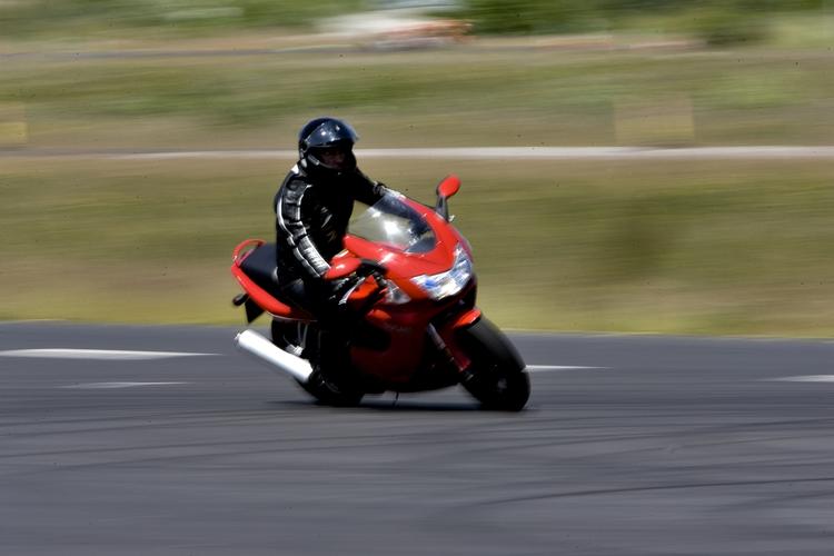 En 40-årig motorcyklist kan regne med at miste sit kørekort, efter han pressede sin maskine op på 300 kilometer i timen. 