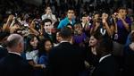 Præsident Brack Obama hilser på unge studerende, efter at han holdt tale på Wakefield High School i Arlington. 