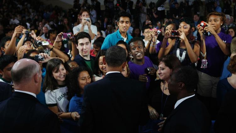 Præsident Brack Obama hilser på unge studerende, efter at han holdt tale på Wakefield High School i Arlington. 
