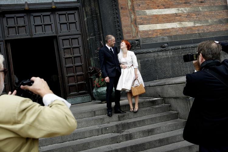 I dag - 9.9.09 - er måske ikke den bedste bryllupsdag, hvis man er overtroisk. Til gengæld fulgte der lykke med den 8.8.08, hvor dette par blev gift. Det mente 'de talkyndige' i hvert fald i 2008. 