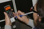 Telefonen har en plade i bunden, der kan trækkes ud. Her kan brugeren skrive de fire mest brugte telefonnumre - samt vedkommendes eget. 