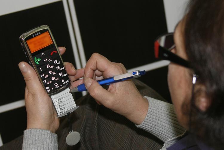 Telefonen har en plade i bunden, der kan trækkes ud. Her kan brugeren skrive de fire mest brugte telefonnumre - samt vedkommendes eget. 