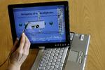 Til foråret skulle de omstridte test til folkeskolen være klar. De kommer til at foregå ved en computerskærm. Arkivfoto 