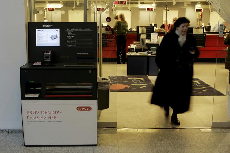 Fremover bliver det muligt at sende breve og pakker ved selv at skanne dem ind og aflevere dem i en automat. Arkiv 