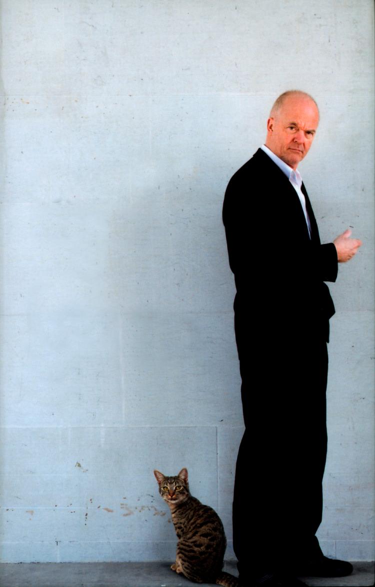 Som en Thomas Blachman står Henrik Jensen på sin bogs forside i jakkesæt og skaldepande. Men nu med kat. Udsnit af omslag: Imperiet med foto af Mette Frandsen 