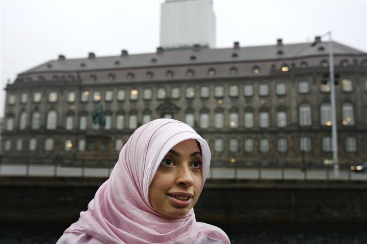 Asmaa Abdol-Hamid er 27 år, politiker fra Enhedslisten og nu også teateranmelder. Arkivfoto. 