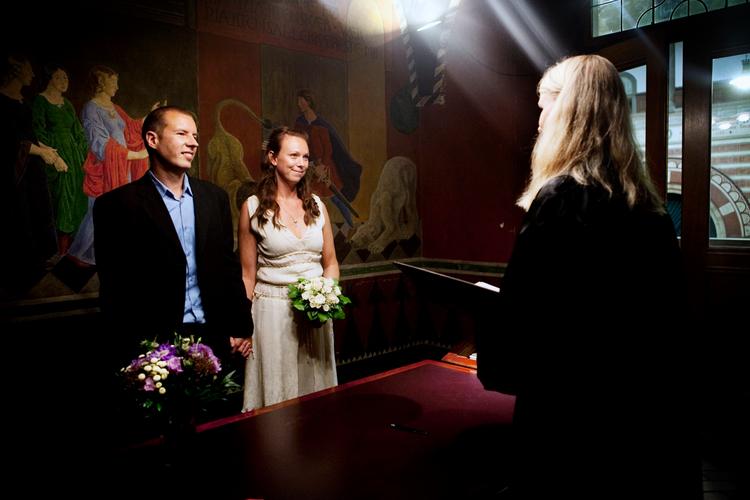 Glenn Filbert og Bettina Lindgaard Filbert bliver her viet af kultur- og fritidsborgmester Pia Allerselv (V). 